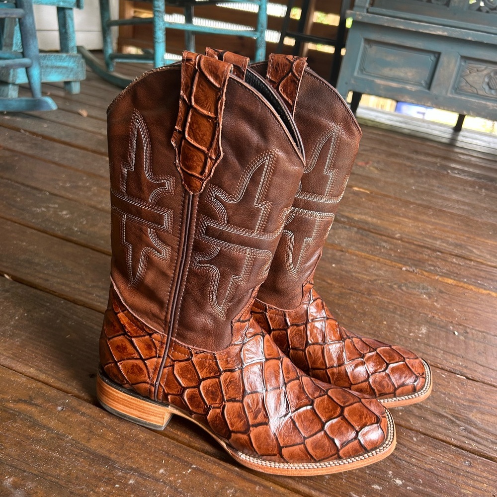 SOLD

Pirarucu print Cowboy Boots